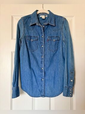 Levi’s Denim Button Up Shirt — Size M — *runs small*